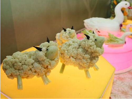 菜花制成的小羊造型传神可爱，深受民众喜爱。来源：台湾“中央社”